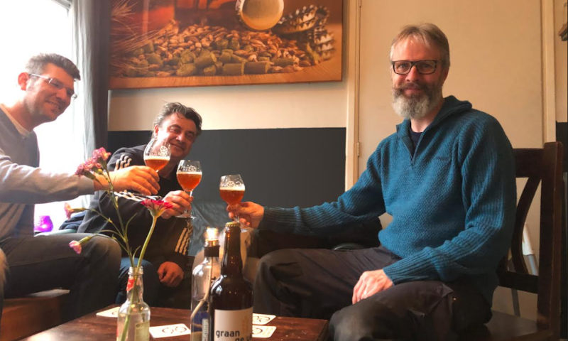 Proosten met GraanGeluk bier Drie mannen proosten met GraanGeluk bier
